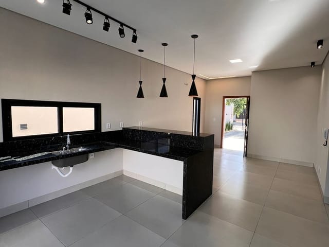 Casa com 300m² 3 quartos e 2 banheiros, à venda, no bairro Jardim Bougainville em Sinop