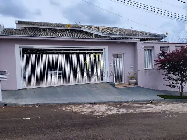 Casa 3 quartos e 3 banheiros, à venda, no bairro Residencial Nova Floresta II em Guaxupé