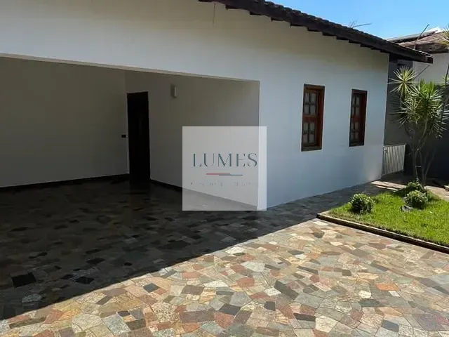 Casa com 300m² 3 quartos e 3 banheiros, para alugar, no bairro Vila Omar em Americana