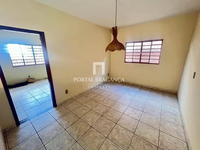 Casa com 330m² 3 quartos e 2 banheiros, à venda, no bairro Jardim Santa Rita de Cássia em Bragança Paulista