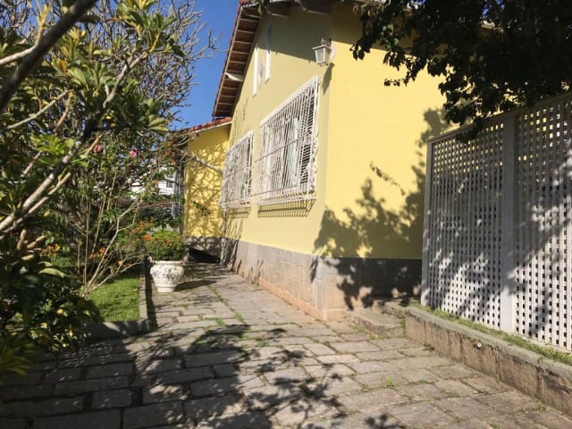 Casa com 1500m² 3 quartos e 1 banheiro, à venda, no bairro Bingen em Petrópolis