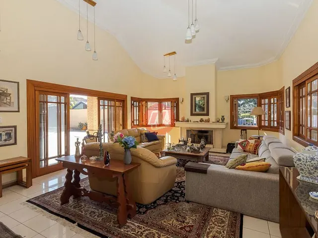 Casa com 661m² 4 quartos e 5 banheiros, à venda, no bairro Partenon em Porto Alegre
