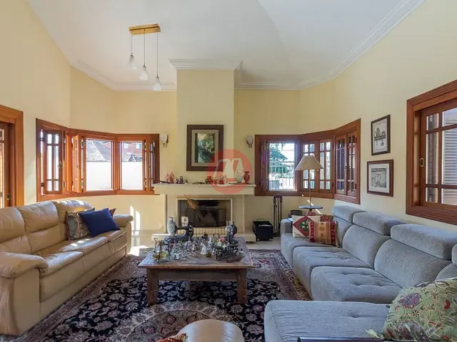 Casa com 661m² 4 quartos e 5 banheiros, à venda, no bairro Partenon em Porto Alegre