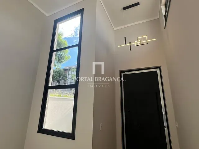 Casa com 300m² 3 quartos e 3 banheiros, à venda, no bairro Condomínio Residencial Euroville II em Bragança Paulista