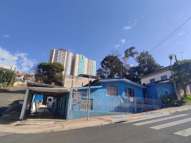 casa de esquina com 11 quartos em Olarias