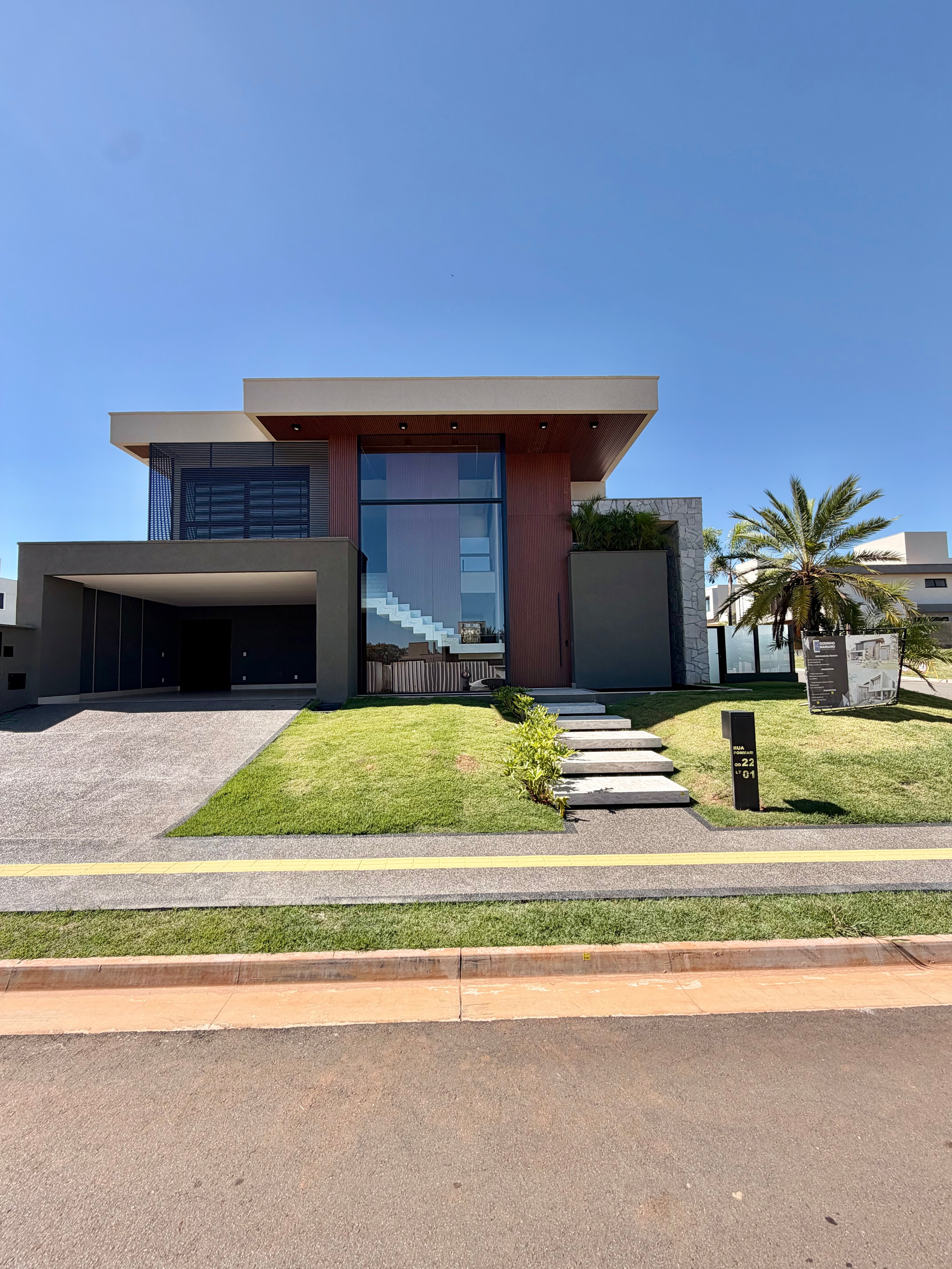 Sobrado à venda com 360 m2, 4 suítes, Jardins França, Goiânia, GO