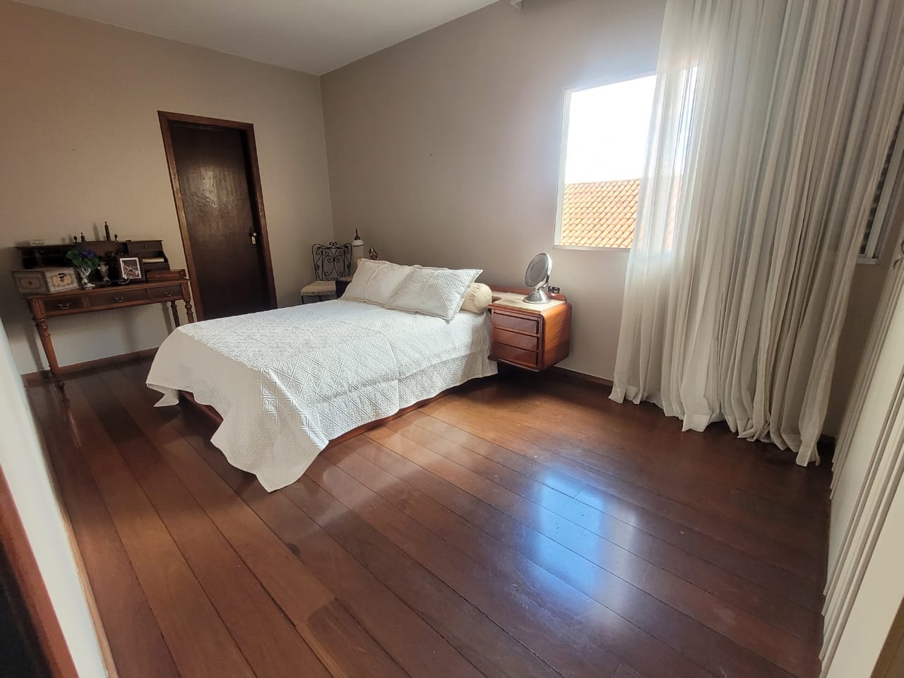 Casa com 5 quartos, 5 banhos 1 suíte, 1 lavabo, 3 salas, 7 vagas de garagem, 3 andares, 2 cozinhas, à venda, Alto Caiçaras, Belo Horizonte, MG miniatura 8
