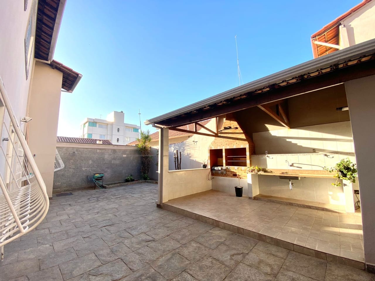 Casa com 5 quartos, 5 banhos 1 suíte, 1 lavabo, 3 salas, 7 vagas de garagem, 3 andares, 2 cozinhas, à venda, Alto Caiçaras, Belo Horizonte, MG miniatura 66