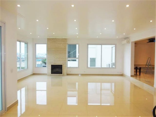 Casa com 1250m² 4 quartos e 6 banheiros, à venda, no bairro Umuarama em Osasco