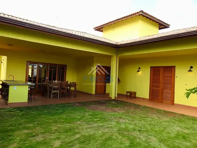 Casa com 800m² 4 quartos e 3 banheiros, à venda ou para alugar, no bairro Medeiros em Jundiaí