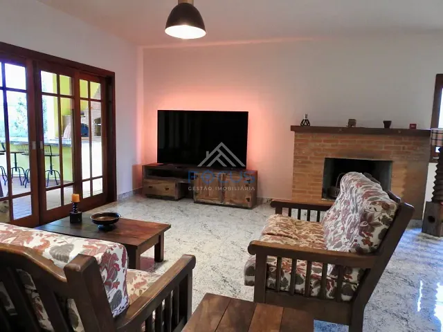 Casa com 800m² 4 quartos e 3 banheiros, à venda ou para alugar, no bairro Medeiros em Jundiaí