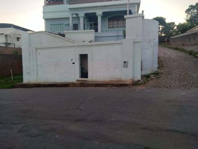 Casa 4 quartos e 1 banheiro, à venda, no bairro Floresta em Arcos