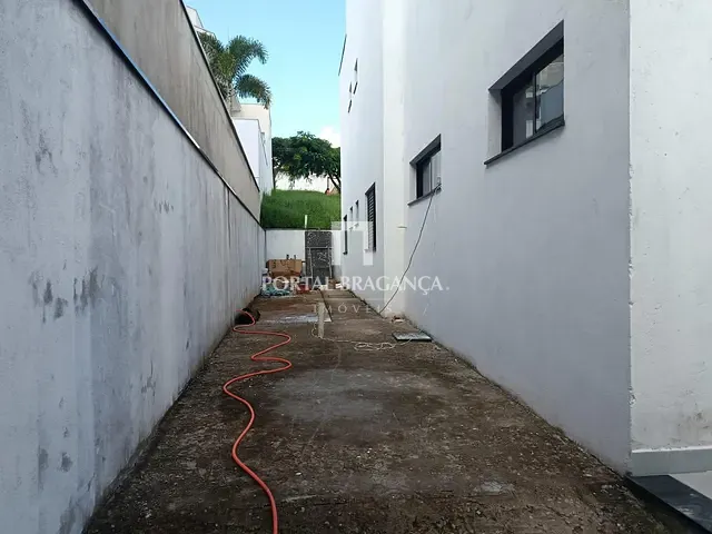 Casa com 215m² 4 quartos e 5 banheiros, à venda, no bairro Condomínio Residencial Euroville em Bragança Paulista