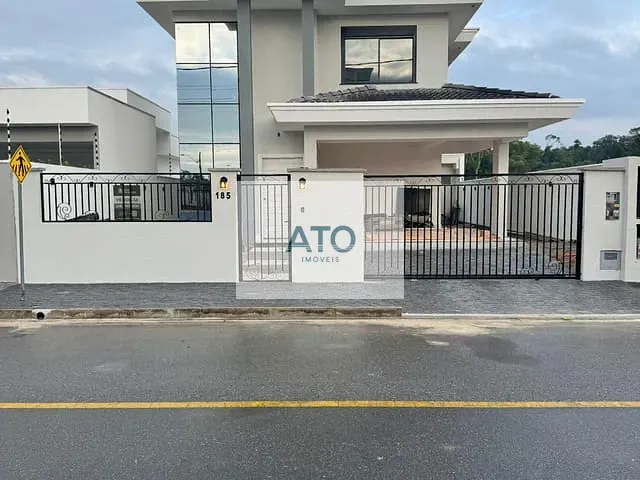 Casa com 270m² 3 quartos e 1 banheiro, à venda, no bairro Centro em Tijucas