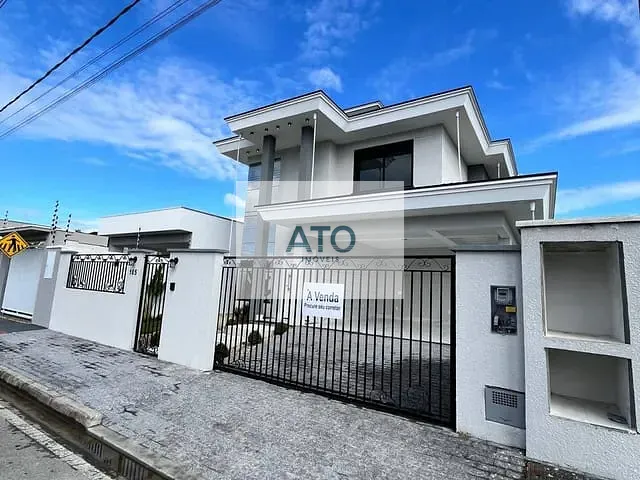 Casa com 270m² 3 quartos e 1 banheiro, à venda, no bairro Centro em Tijucas