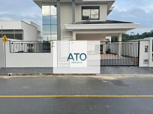 Casa com 270m² 3 quartos e 1 banheiro, à venda, no bairro Centro em Tijucas