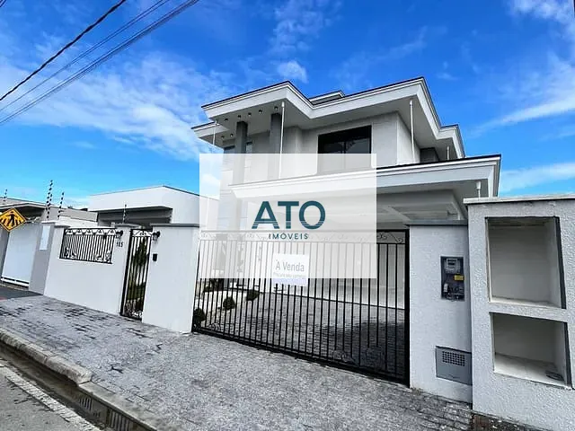 Casa com 270m² 3 quartos e 1 banheiro, à venda, no bairro Centro em Tijucas