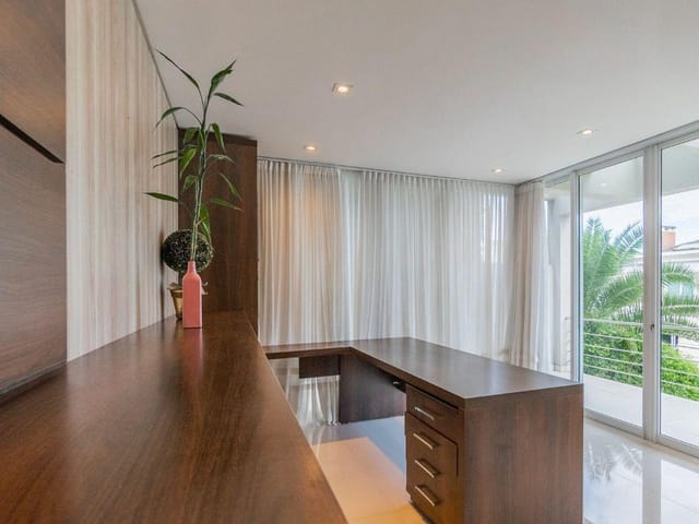 Casa 4 quartos e 5 banheiros, à venda, no bairro Campo Comprido em Curitiba