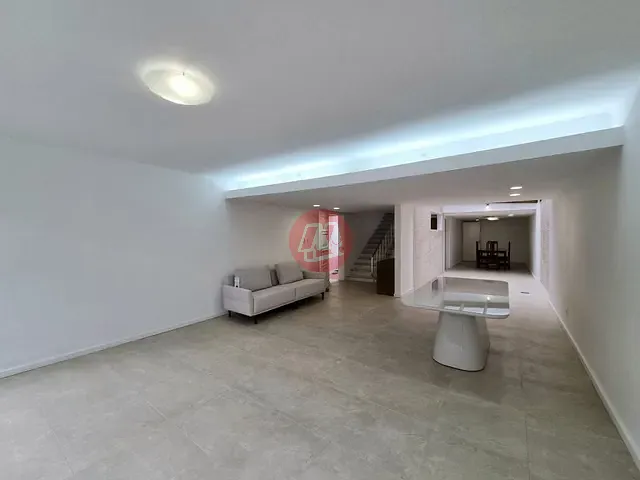 Casa com 300m² 4 quartos e 3 banheiros, para alugar, no bairro Rio Branco em Porto Alegre