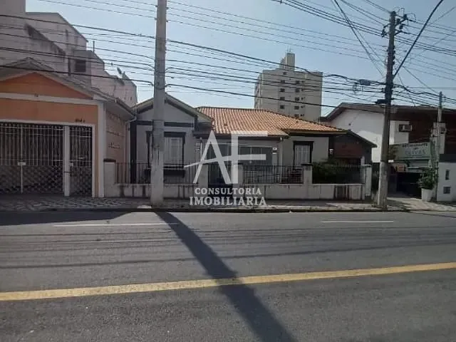 Casa com 290m², para alugar, no bairro Centro em Taubaté