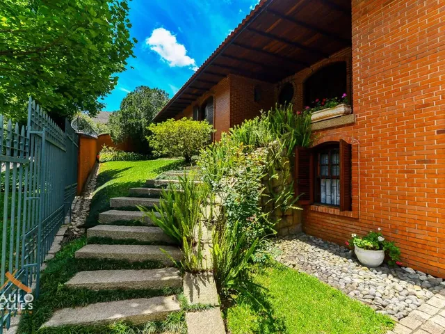 Casa 4 quartos e 6 banheiros, à venda, no bairro Cascatinha em Curitiba