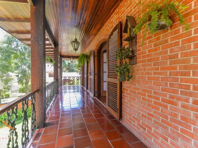 Casa 4 quartos e 6 banheiros, à venda, no bairro Cascatinha em Curitiba