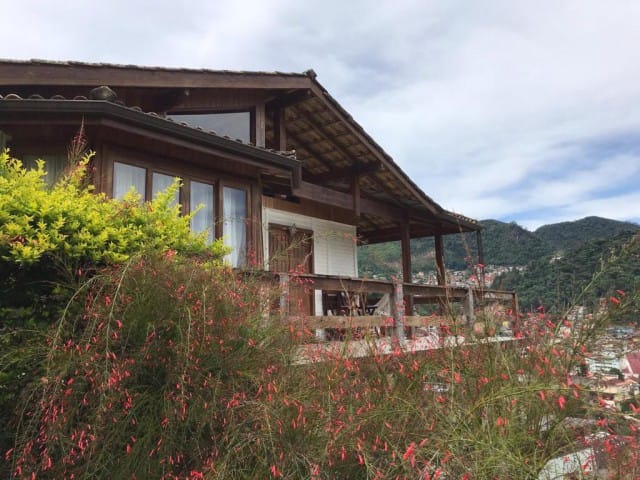 Casa com 480m² 2 quartos e 1 banheiro, à venda, no bairro Mosela em Petrópolis