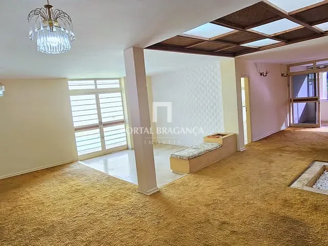 Casa com 479m² 4 quartos e 4 banheiros, à venda ou para alugar, no bairro Centro em Bragança Paulista