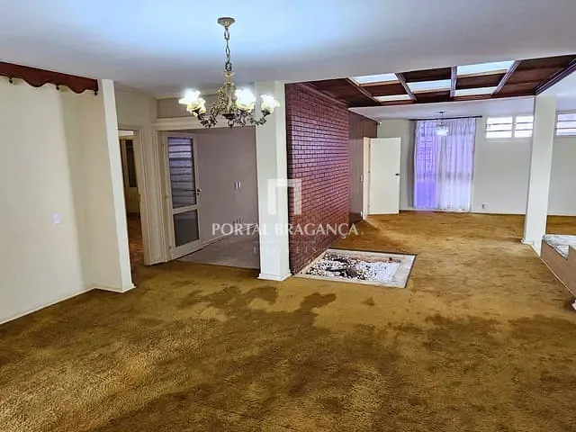 Casa com 479m² 4 quartos e 4 banheiros, à venda ou para alugar, no bairro Centro em Bragança Paulista