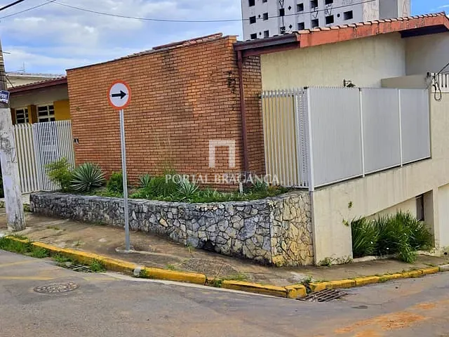Casa com 479m² 4 quartos e 4 banheiros, à venda ou para alugar, no bairro Centro em Bragança Paulista