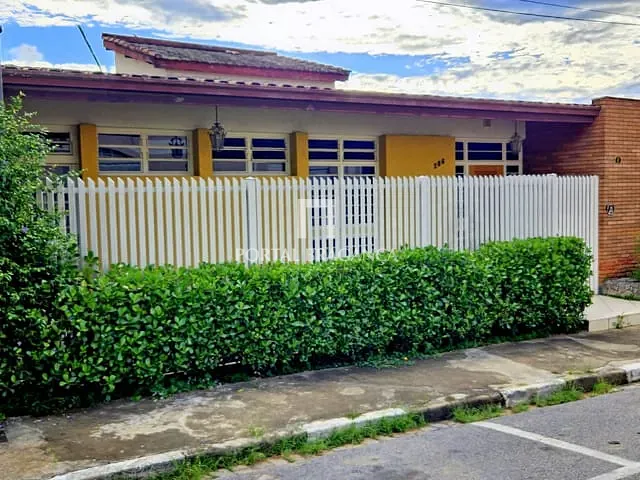 Casa com 479m² 4 quartos e 4 banheiros, à venda ou para alugar, no bairro Centro em Bragança Paulista