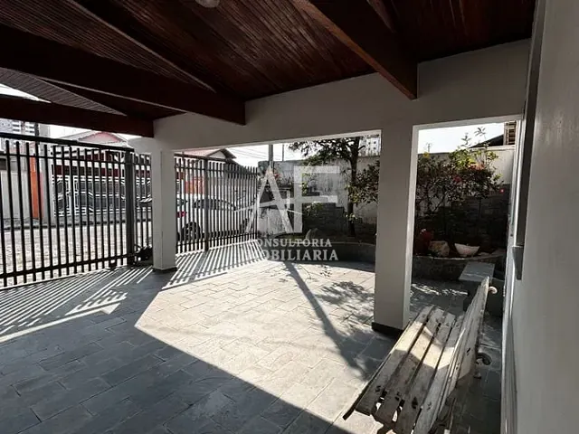 Casa com 330m² 3 quartos e 3 banheiros, à venda, no bairro Vila Jaboticabeira em Taubaté