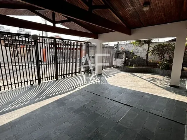 Casa com 330m² 3 quartos e 3 banheiros, à venda, no bairro Vila Jaboticabeira em Taubaté