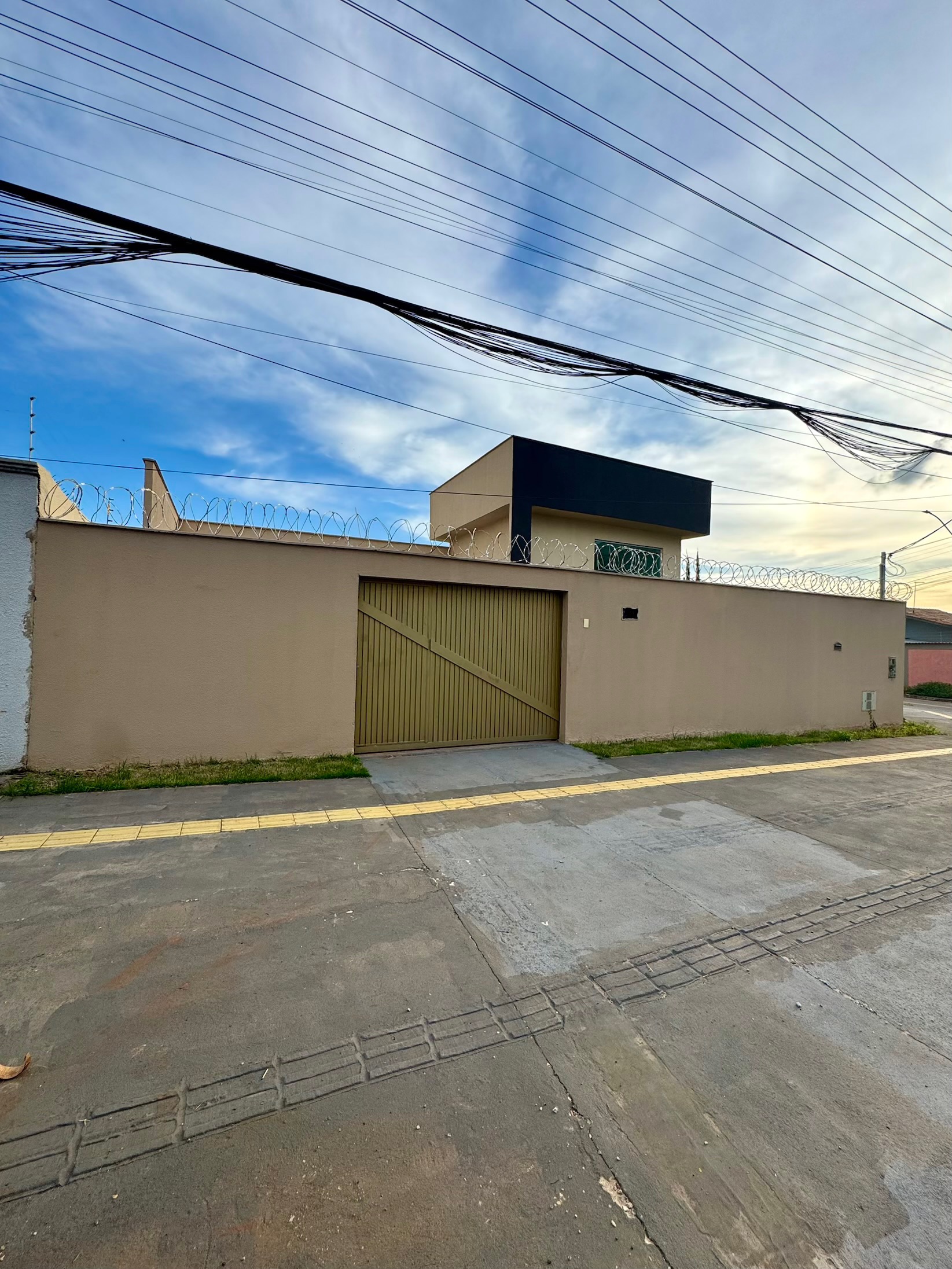 Casa à venda, 3Q (2Suites), 197m² construção 430m² de área, Santa Genoveva, Goiânia, GO.