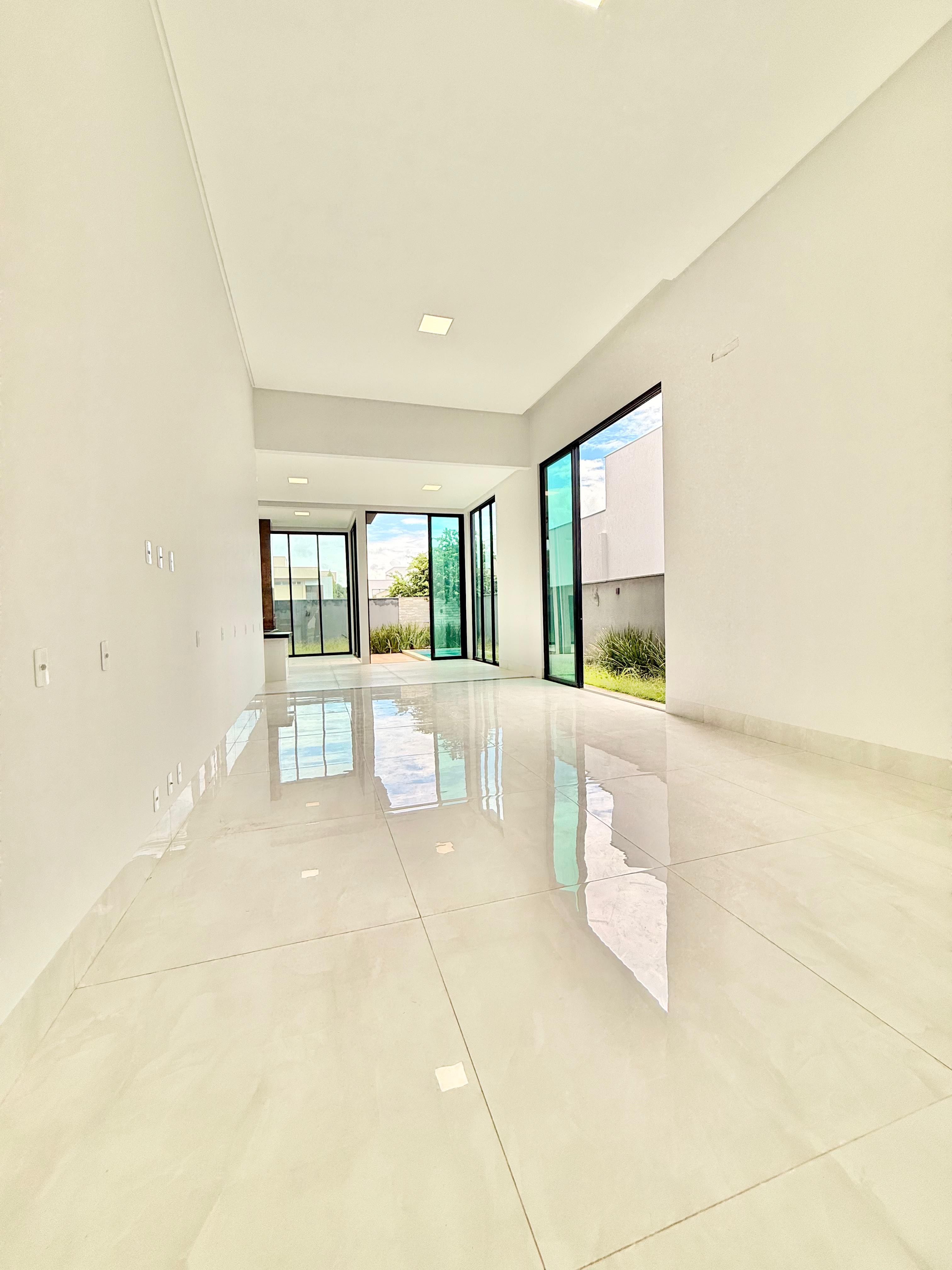 Casa térrea à venda, com 219m², 3 suítes plenas, no Portal do Sol Green, Goiânia, GO
