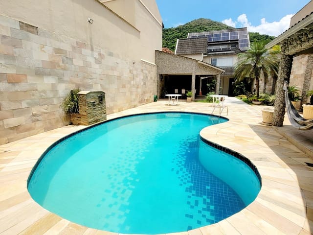 Casa com 500m² 4 quartos e 6 banheiros, à venda, no bairro Vila Valqueire em Rio de Janeiro