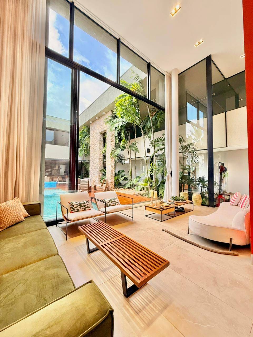 Casa Térrea á venda  com 509m² de construção , 4 suítes - Jardins Milão Goiânia- GO