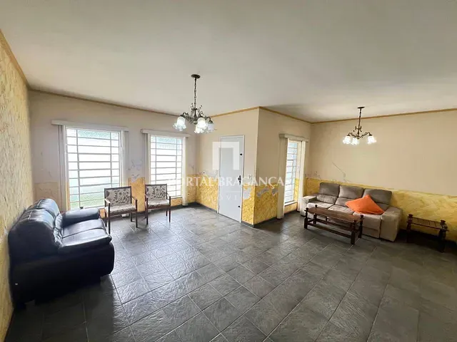 Casa com 375m² 2 quartos e 3 banheiros, à venda ou para alugar, no bairro Jardim Europa em Bragança Paulista
