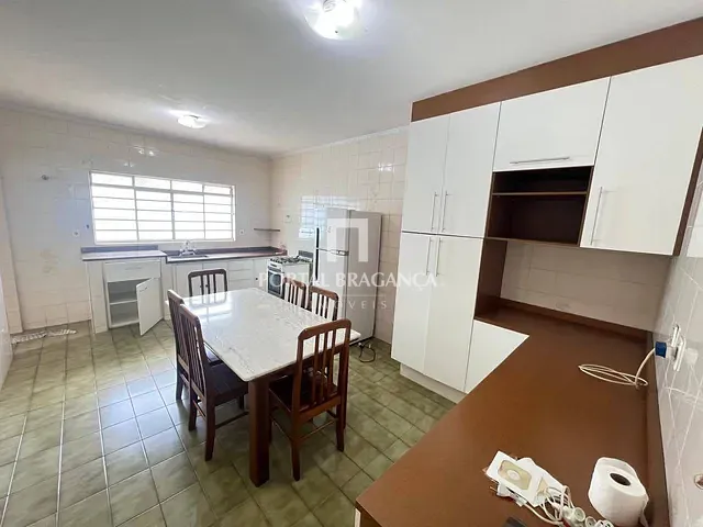 Casa com 375m² 2 quartos e 3 banheiros, à venda ou para alugar, no bairro Jardim Europa em Bragança Paulista