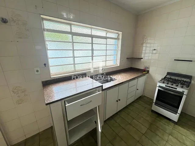Casa com 375m² 2 quartos e 3 banheiros, à venda ou para alugar, no bairro Jardim Europa em Bragança Paulista
