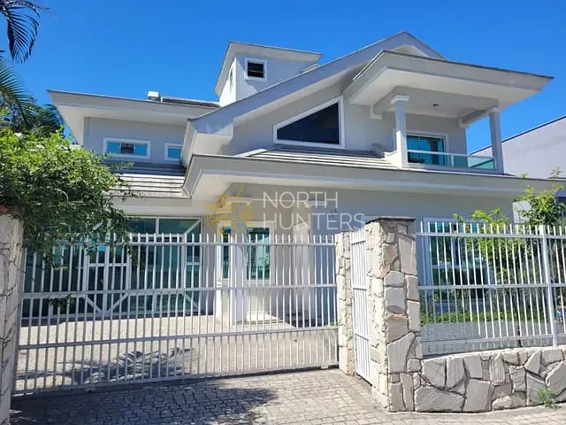 Casa com 360m² 4 quartos e 4 banheiros, à venda, no bairro Iririú em Joinville