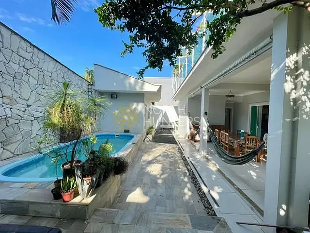 Casa com 360m² 4 quartos e 4 banheiros, à venda, no bairro Iririú em Joinville