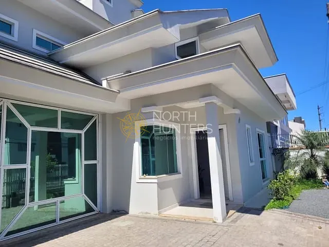 Casa com 360m² 4 quartos e 4 banheiros, à venda, no bairro Iririú em Joinville