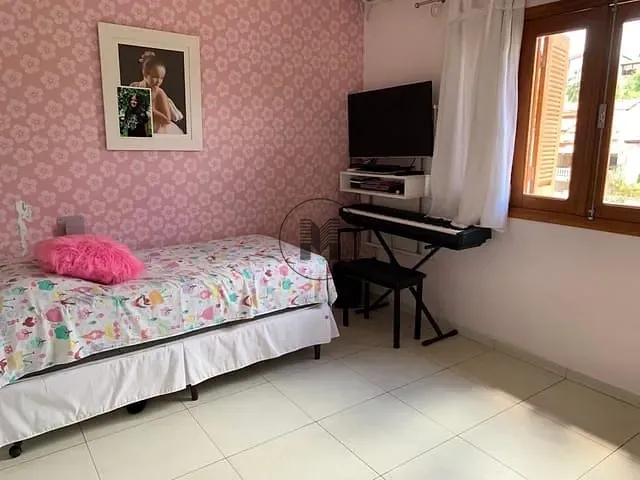 Casa com 300m² 3 quartos e 2 banheiros, à venda, no bairro Portal das Colinas em Guaratinguetá