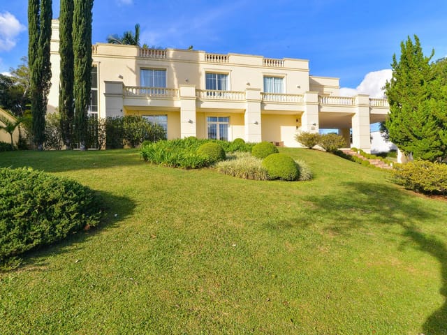 Casa com 1949m² 4 quartos e 6 banheiros, à venda, no bairro Campo Comprido em Curitiba