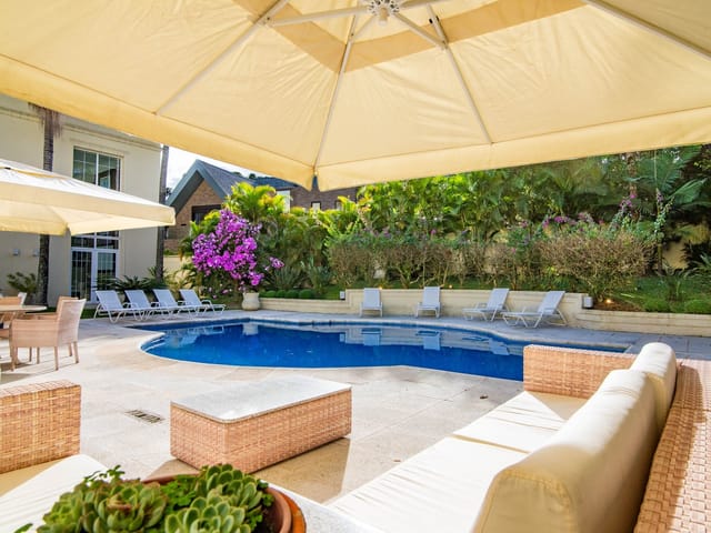 Casa com 1949m² 4 quartos e 6 banheiros, à venda, no bairro Campo Comprido em Curitiba