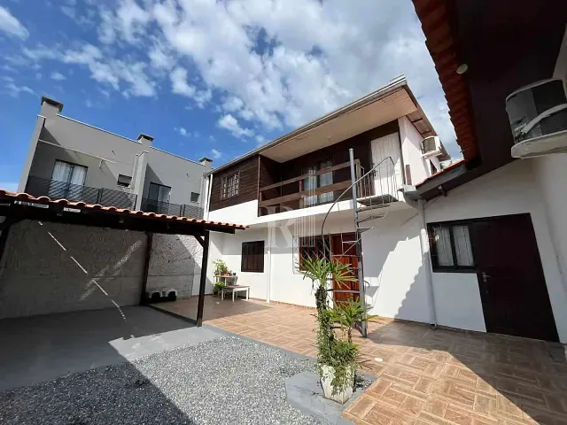 Casa com 300m² 4 quartos e 4 banheiros, à venda, no bairro Jardim Dourado em Porto Belo