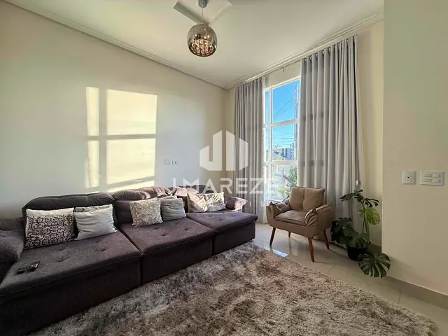 Casa com 360m² 4 quartos e 2 banheiros, à venda, no bairro Loteamento Residencial Cazarin em Apucarana