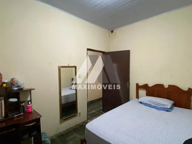 Casa com 360m² 4 quartos e 1 banheiro, à venda, no bairro Alto Mercado em Araçuaí