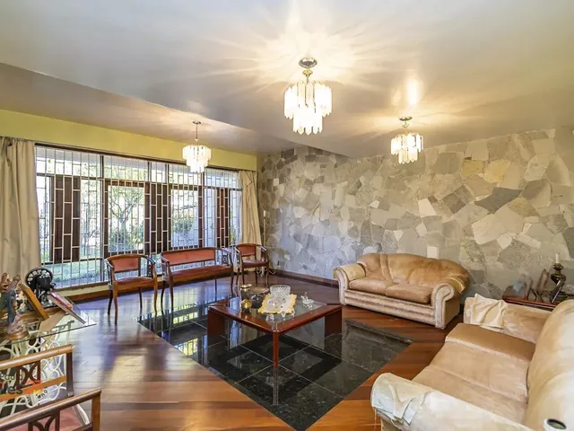 Casa 4 quartos e 4 banheiros, à venda, no bairro Guabirotuba em Curitiba